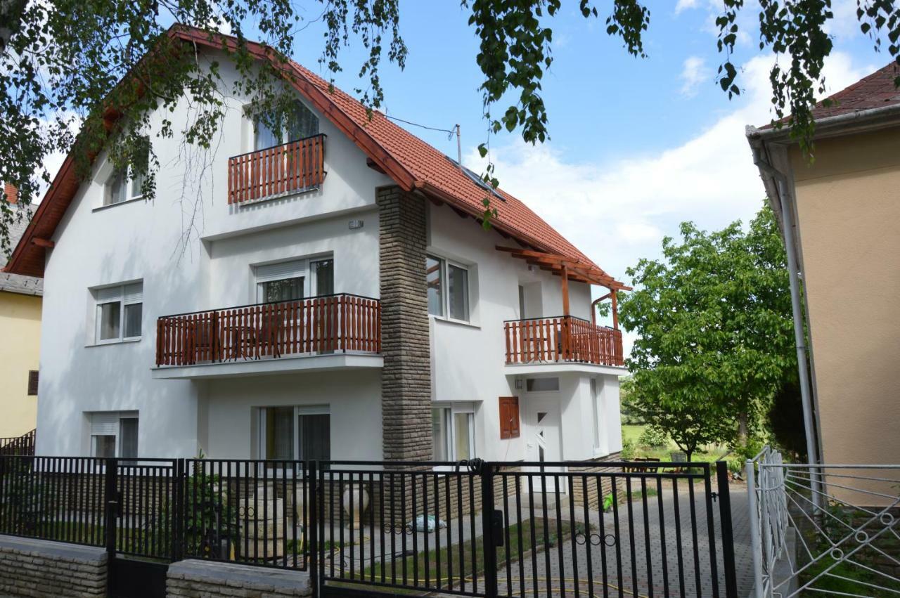 Varga Apartman Heviz Bagian luar foto